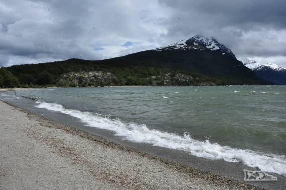 Uma praia do canal de Beagle na região de Ushuaia, no sul da Terra do Fogo, na Argentina